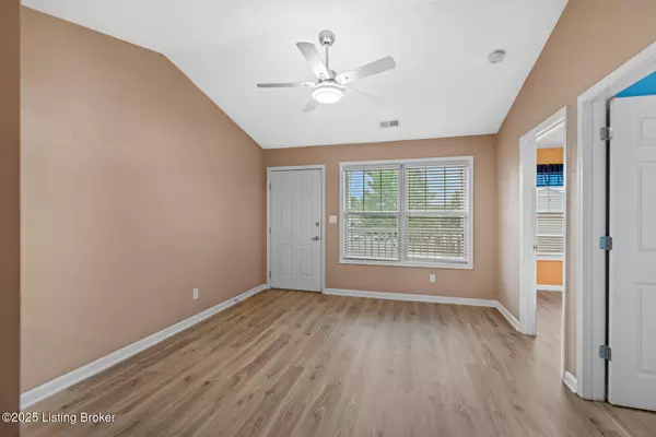 Louisville, KY 40219,3802 Falcon Crest Dr #225