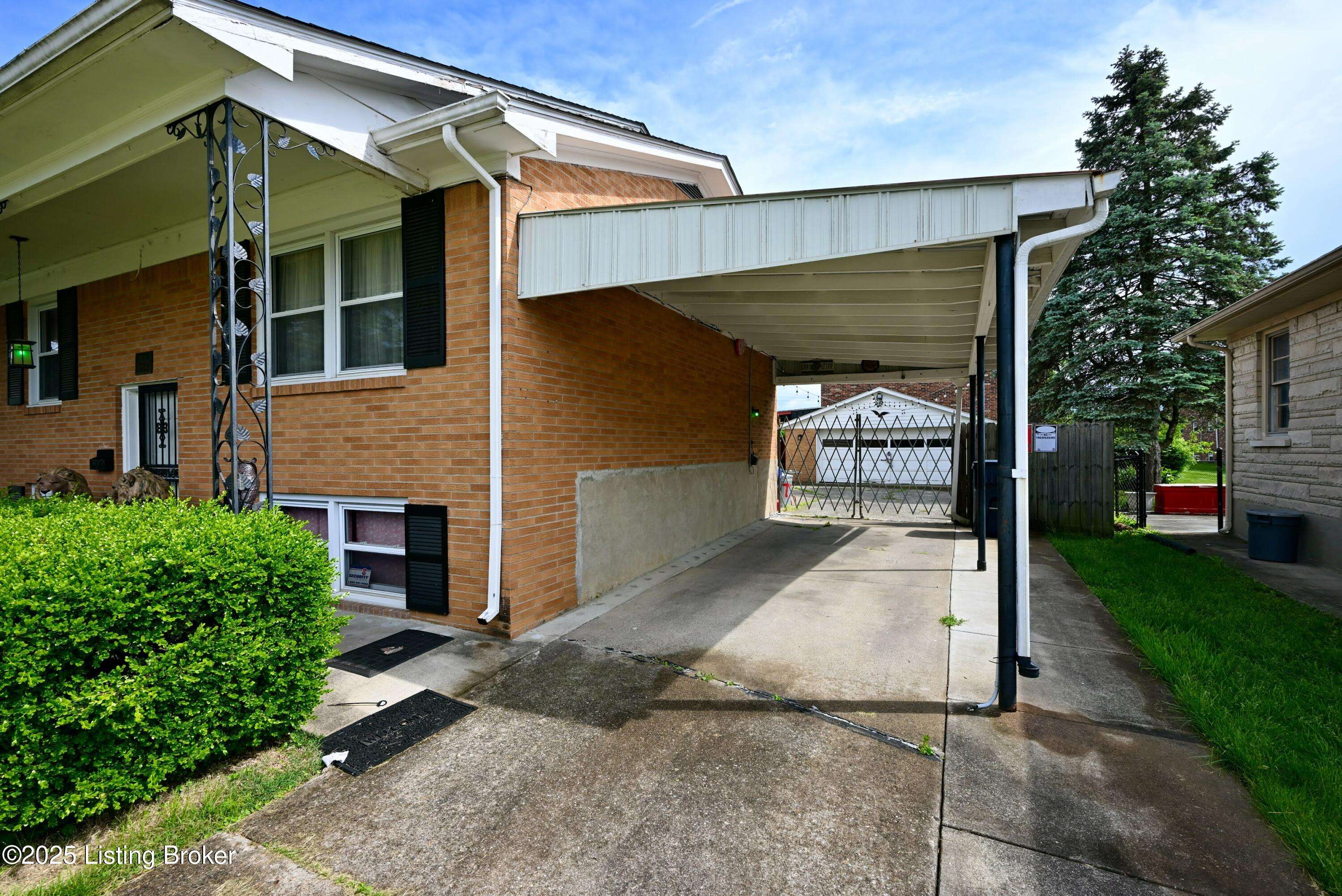 Louisville, KY 40216,2004 Leahurst Ct