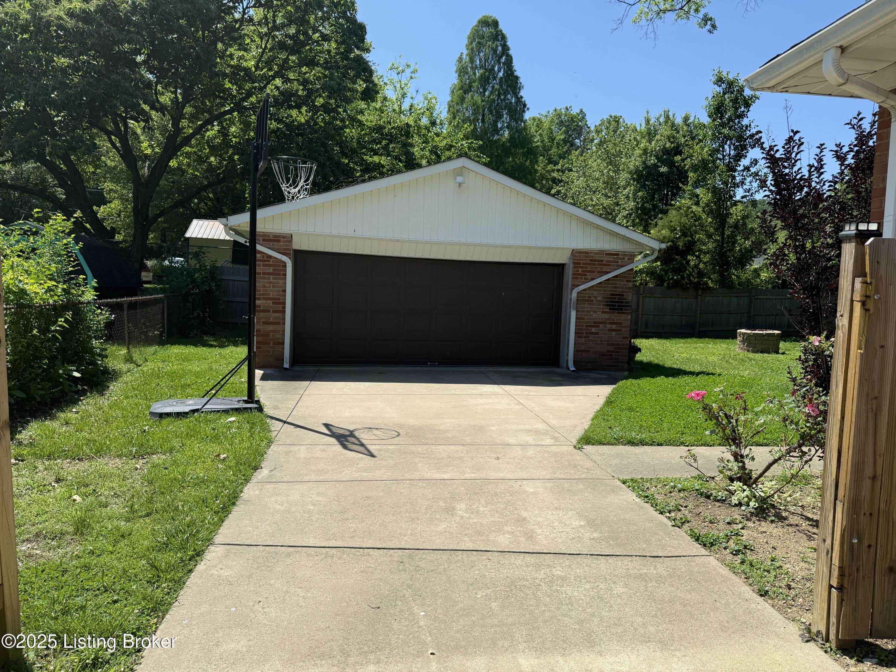 Louisville, KY 40214,7406 Arapaho Dr