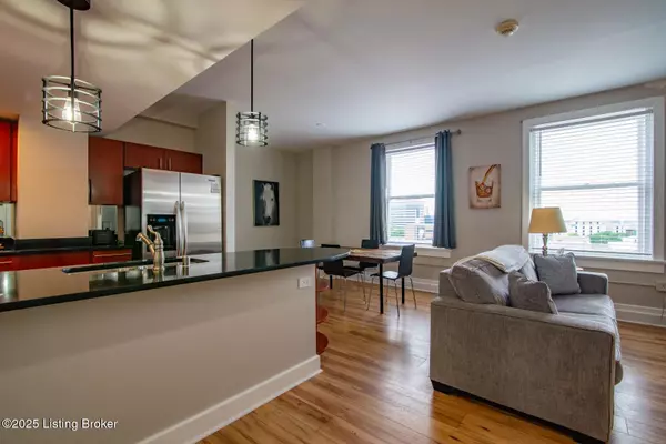 Louisville, KY 40202,604 S 3rd St #803