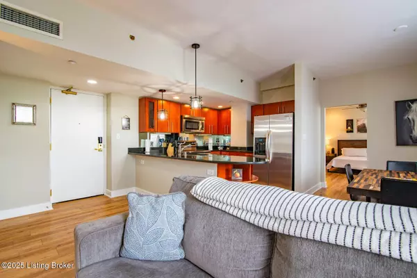 Louisville, KY 40202,604 S 3rd St #803