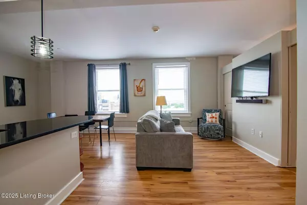 Louisville, KY 40202,604 S 3rd St #803