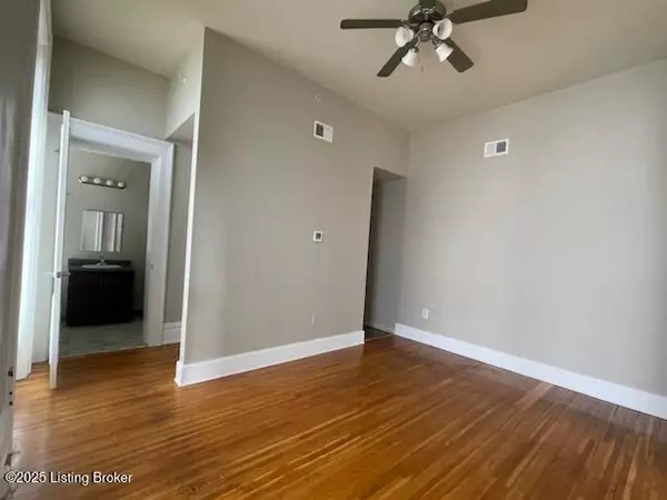 Louisville, KY 40202,564 S 4th St #308