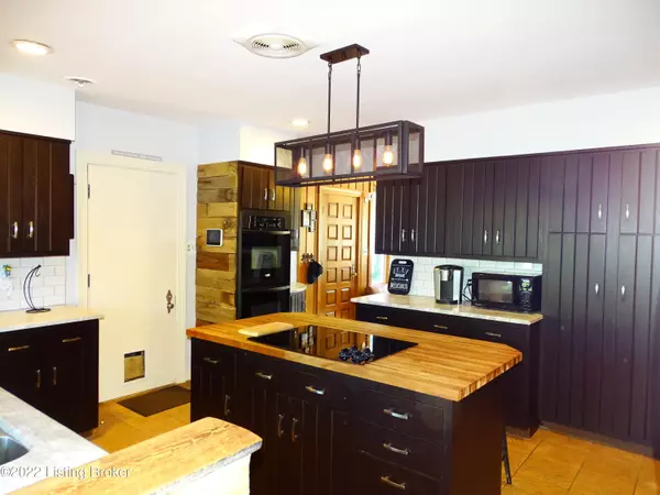 Louisville, KY 40222,8412 Oxford Woods Ct