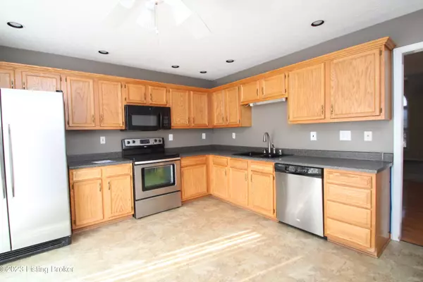 Louisville, KY 40223,13302 Crystal CV