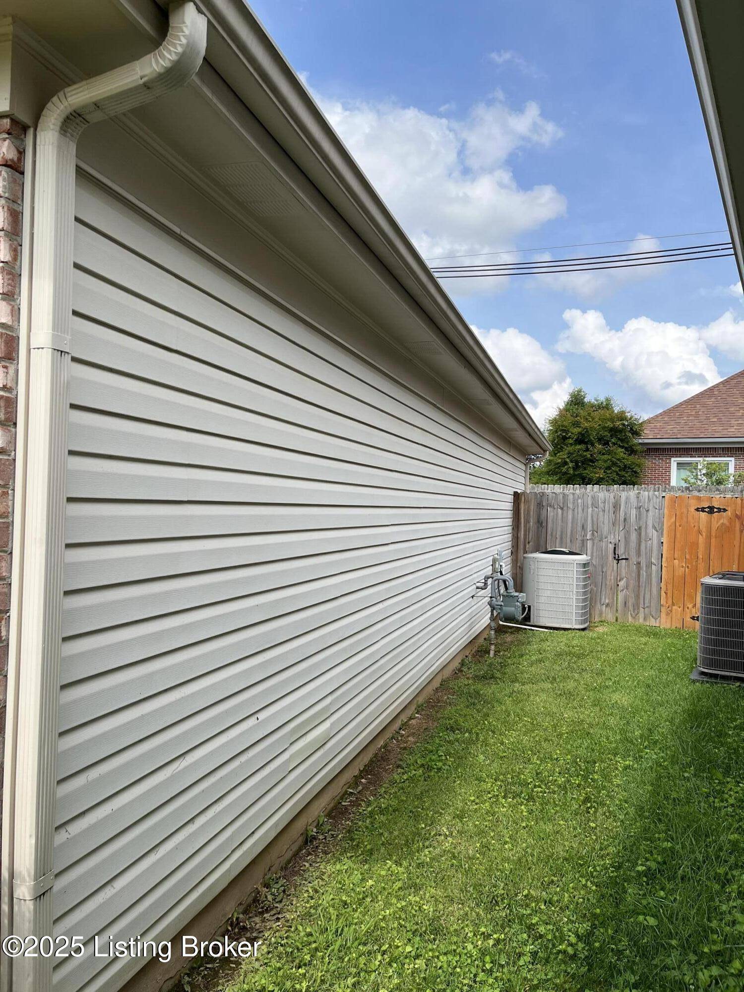Louisville, KY 40220,3402 Rainview Cir
