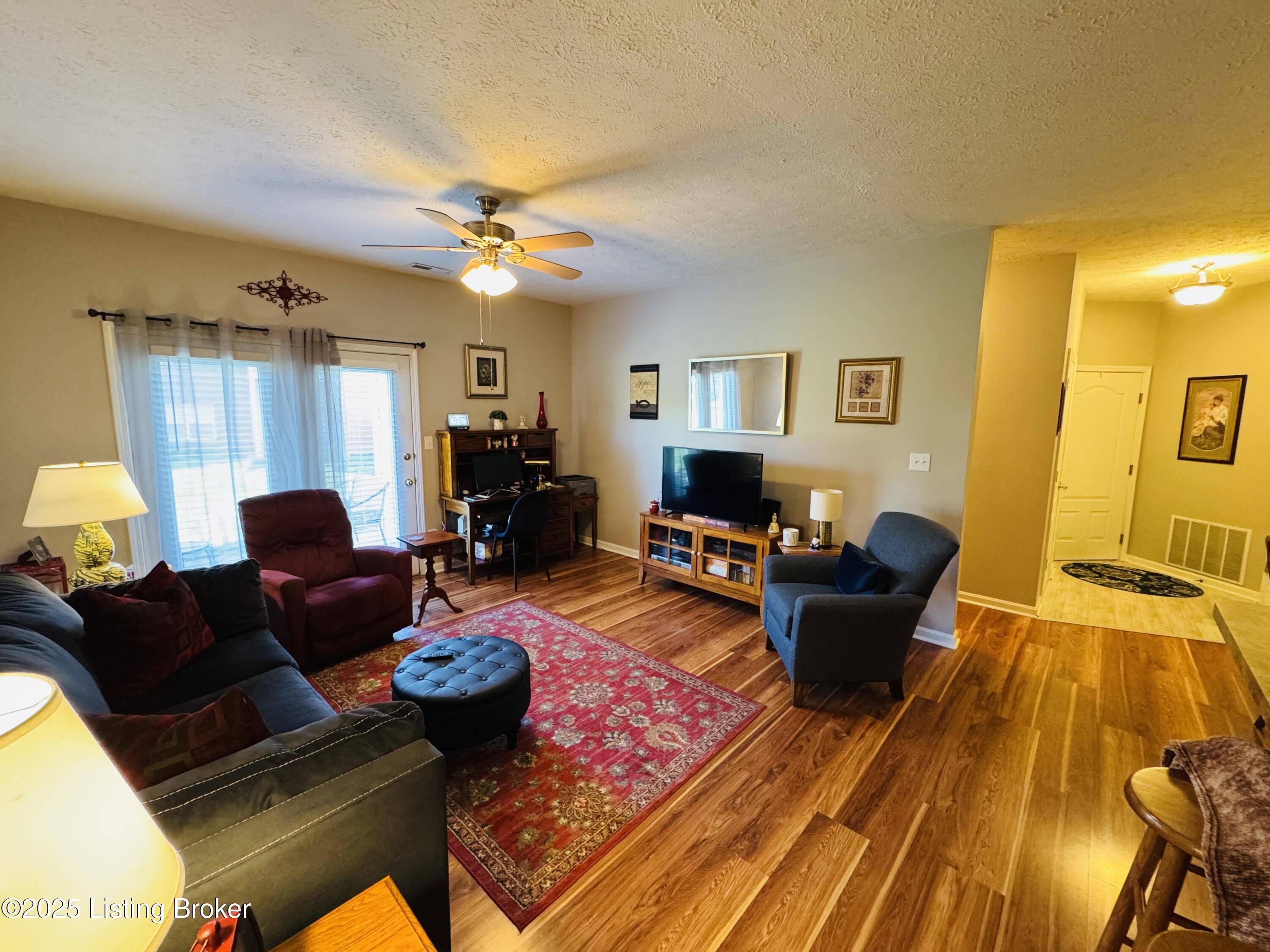 Louisville, KY 40291,8000 Magnolia Ridge Ct #102