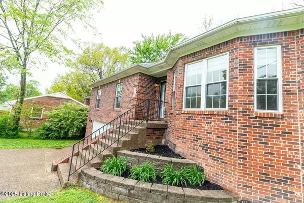 Jeffersontown, KY 40299,9829 Galene Dr