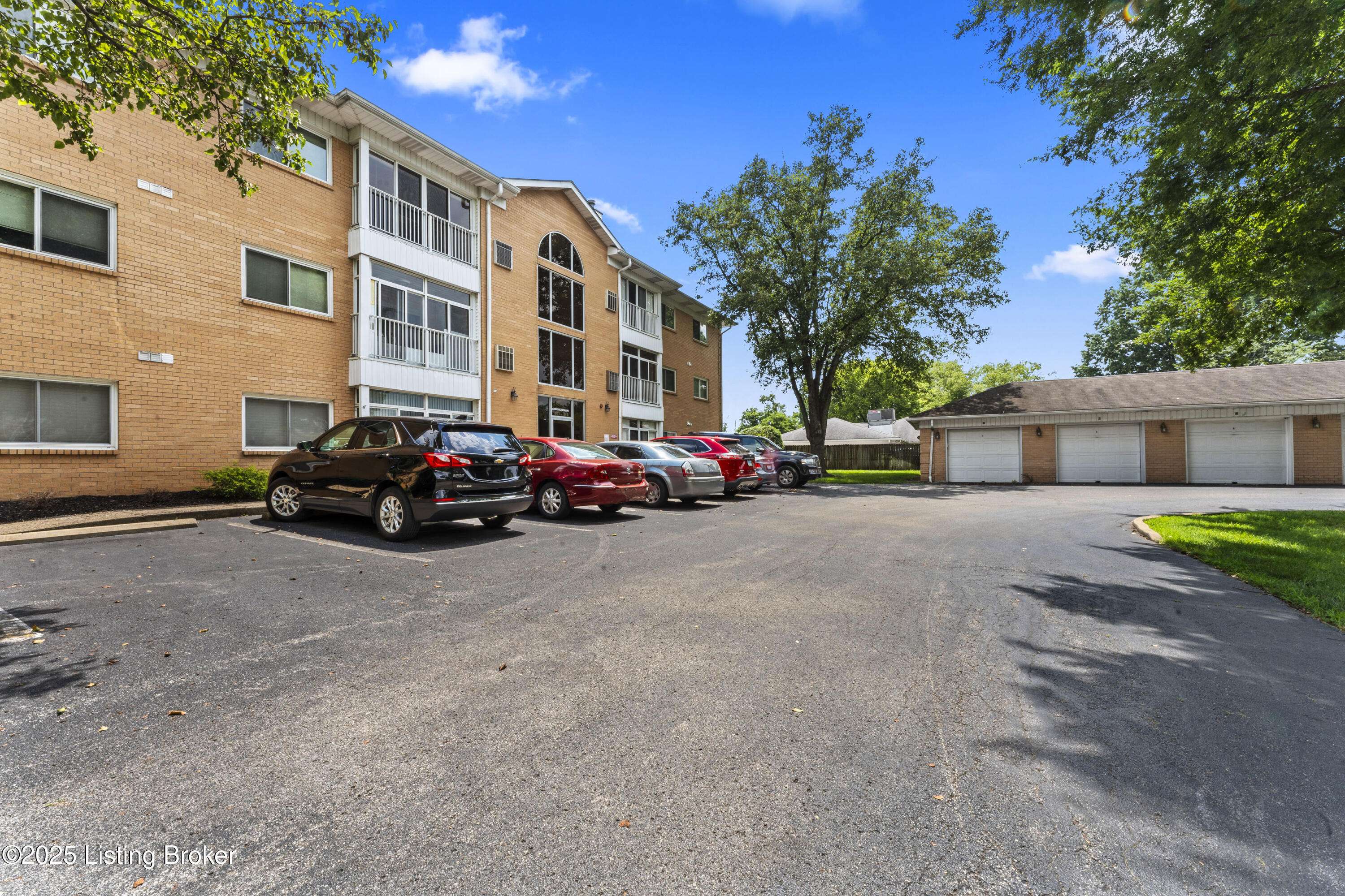 4208 Browns Ln #303, Louisville, KY 40220