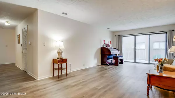 Louisville, KY 40220,3030 Breckenridge Ln #APT 201
