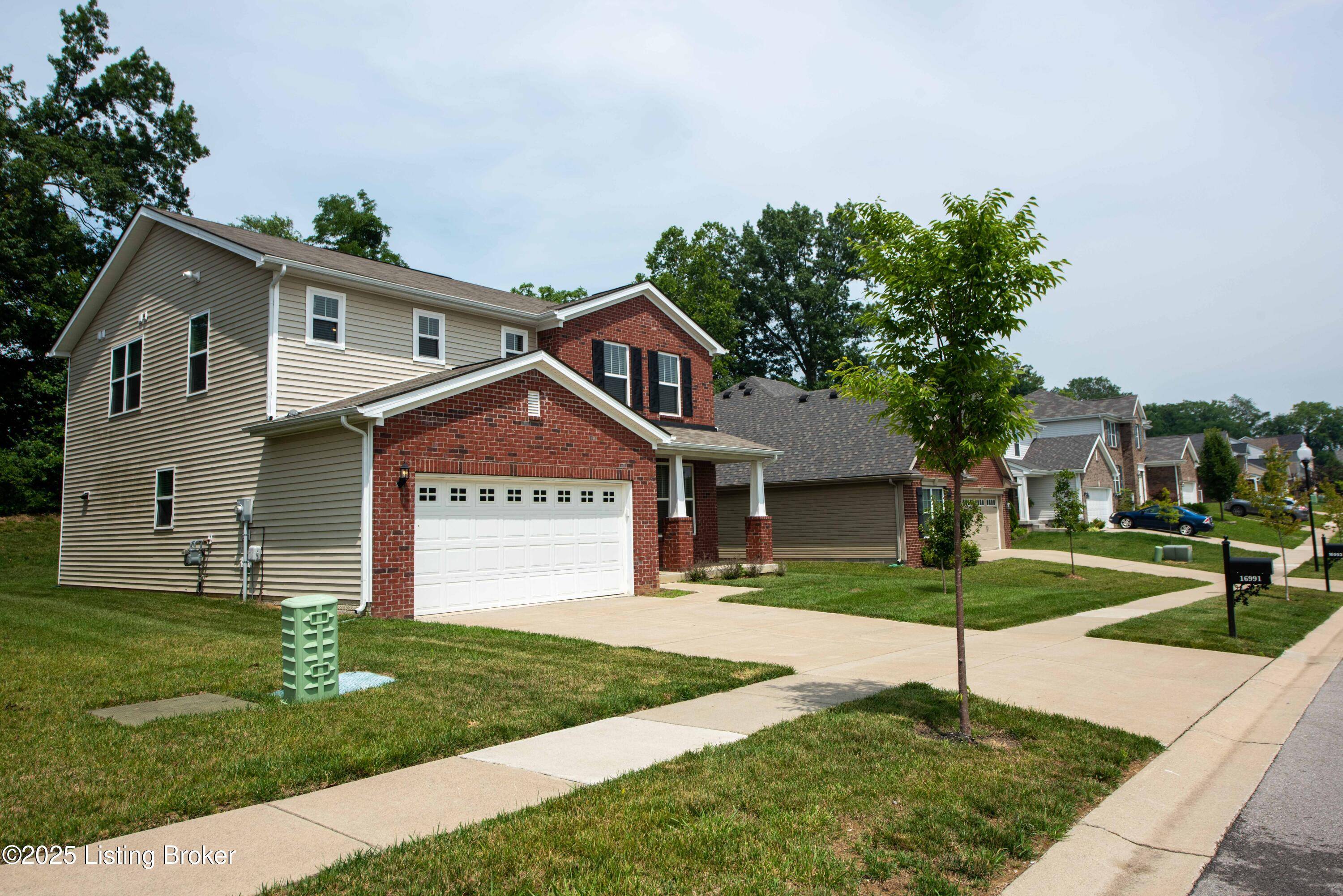16991 Green Crest Ln, Louisville, KY 40245