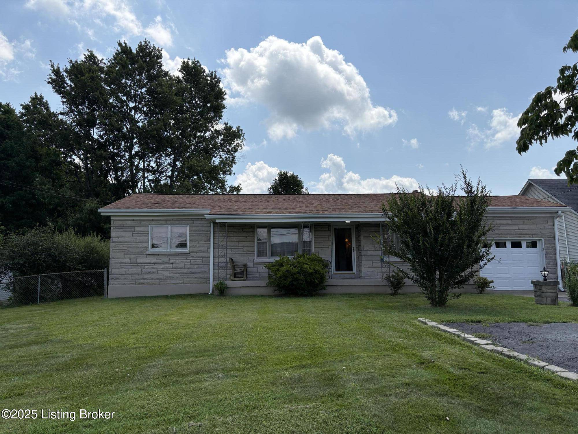 8405 Smyrna Pkwy, Louisville, KY 40228