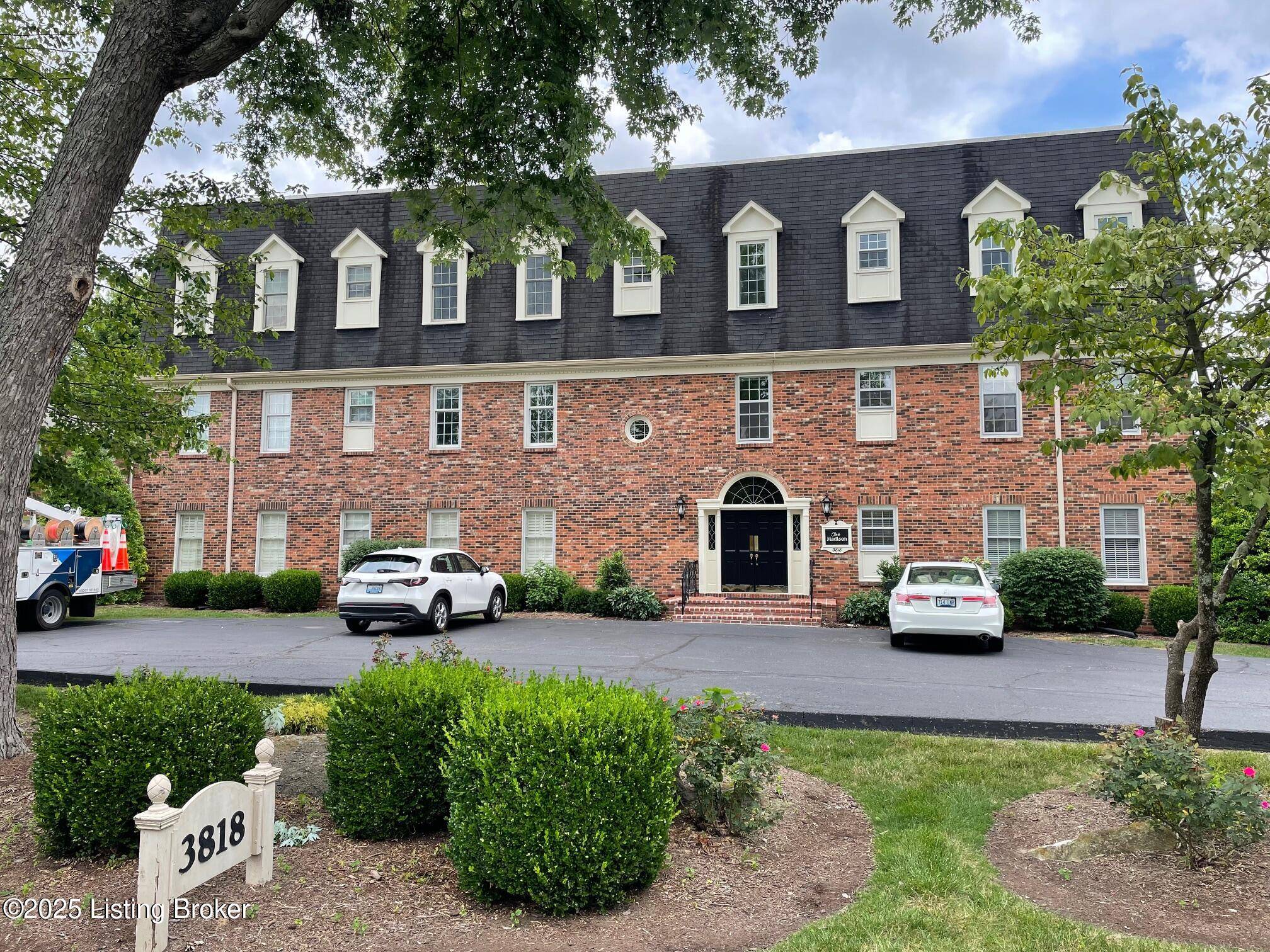 3818 Washington SQ #11, Louisville, KY 40207