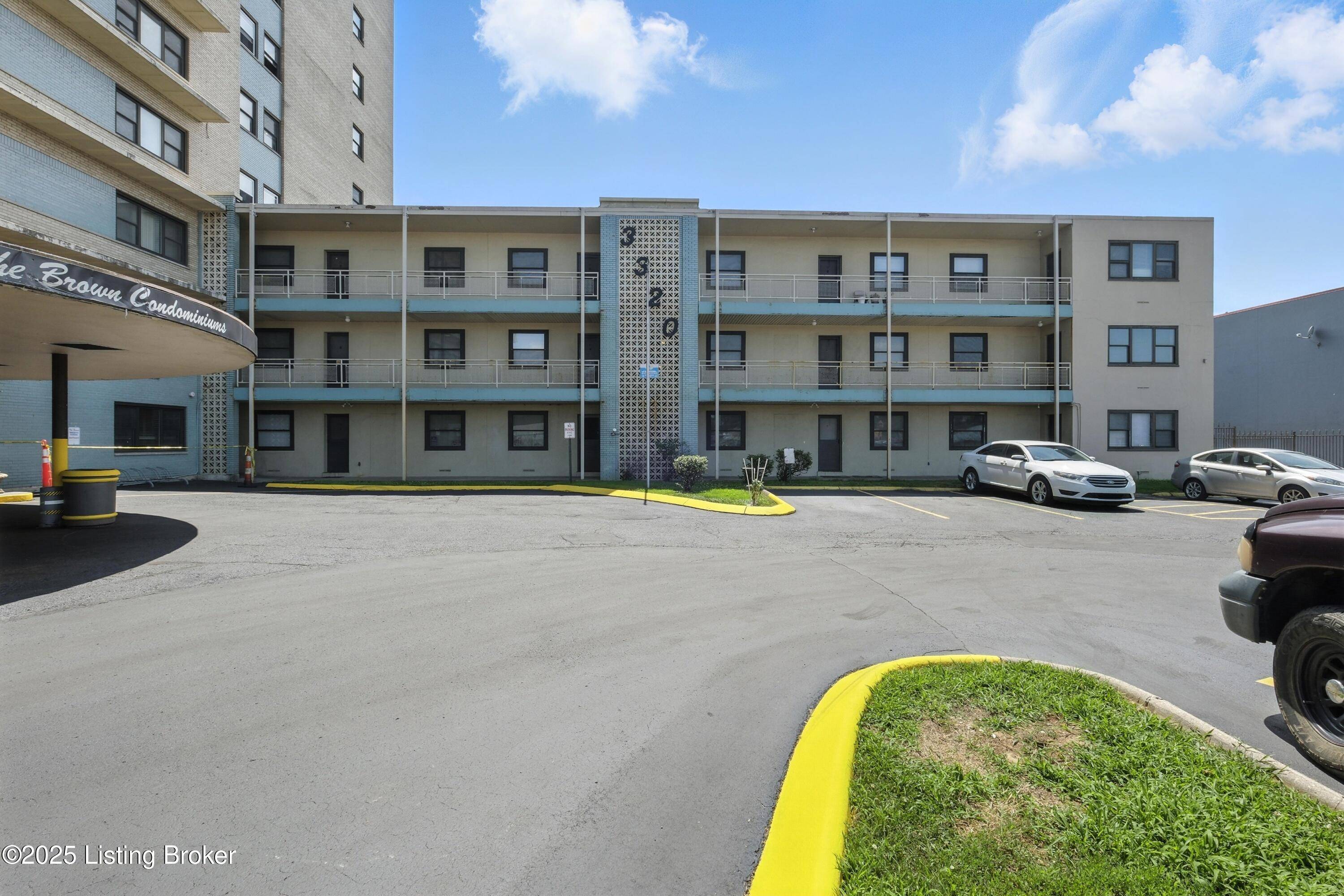 Louisville, KY 40218,3320 Bardstown Rd #24