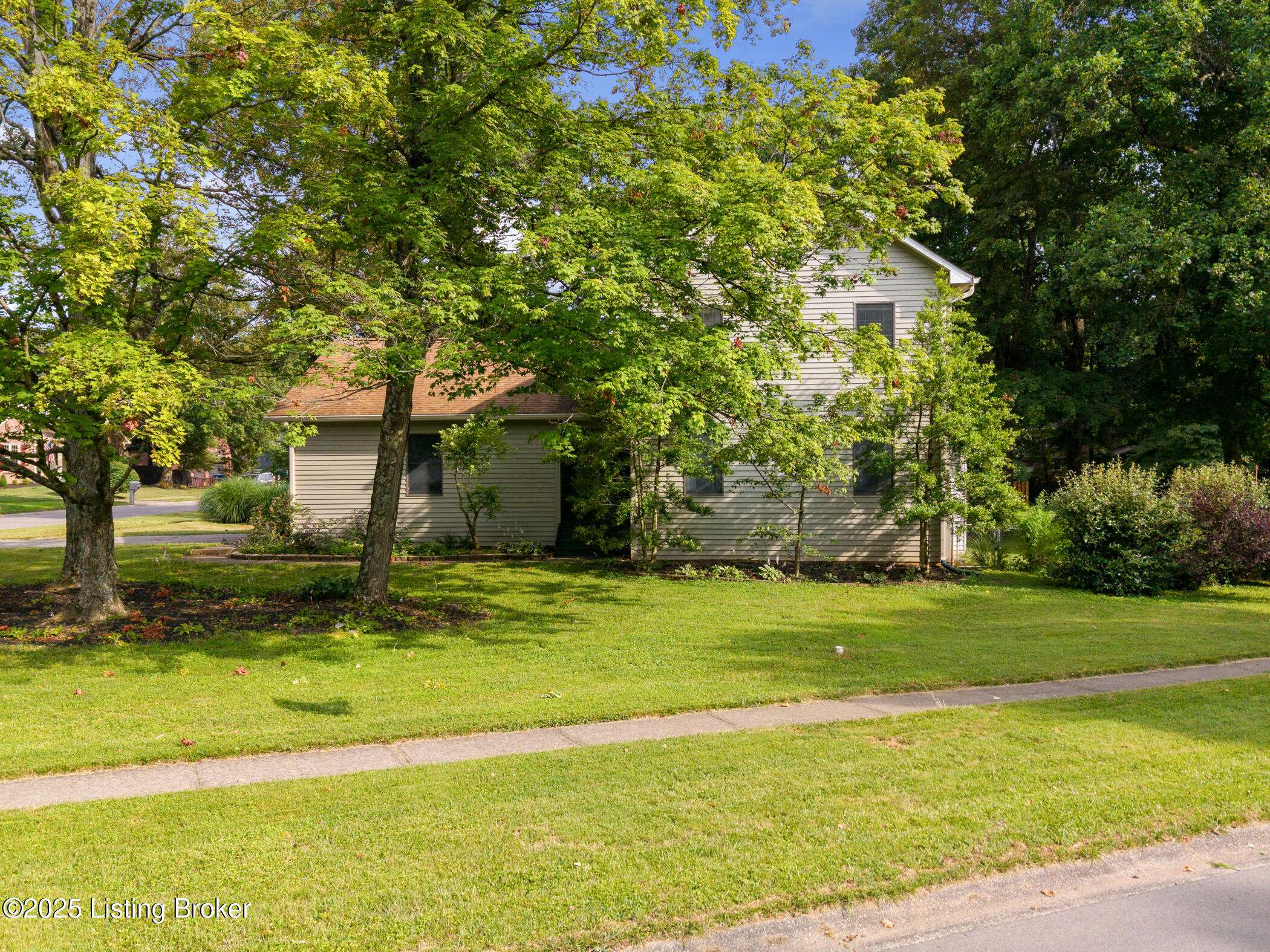 12915 Wooded Forest Rd, Louisville, KY 40243
