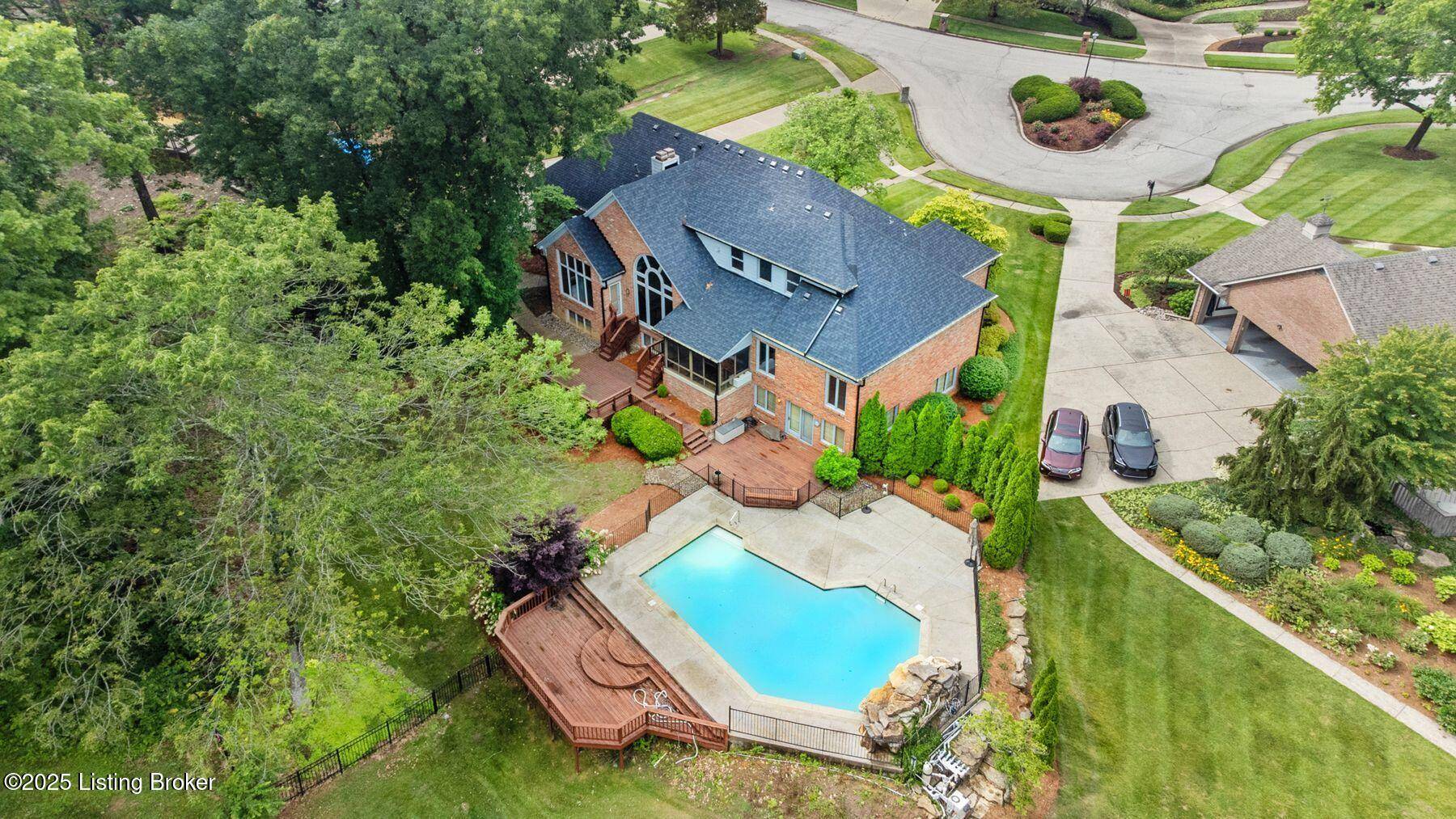 527 Woodlake Dr, Louisville, KY 40245