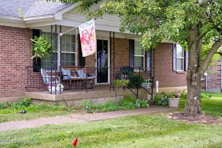 3900 Hillcross Dr, Louisville, KY 40229