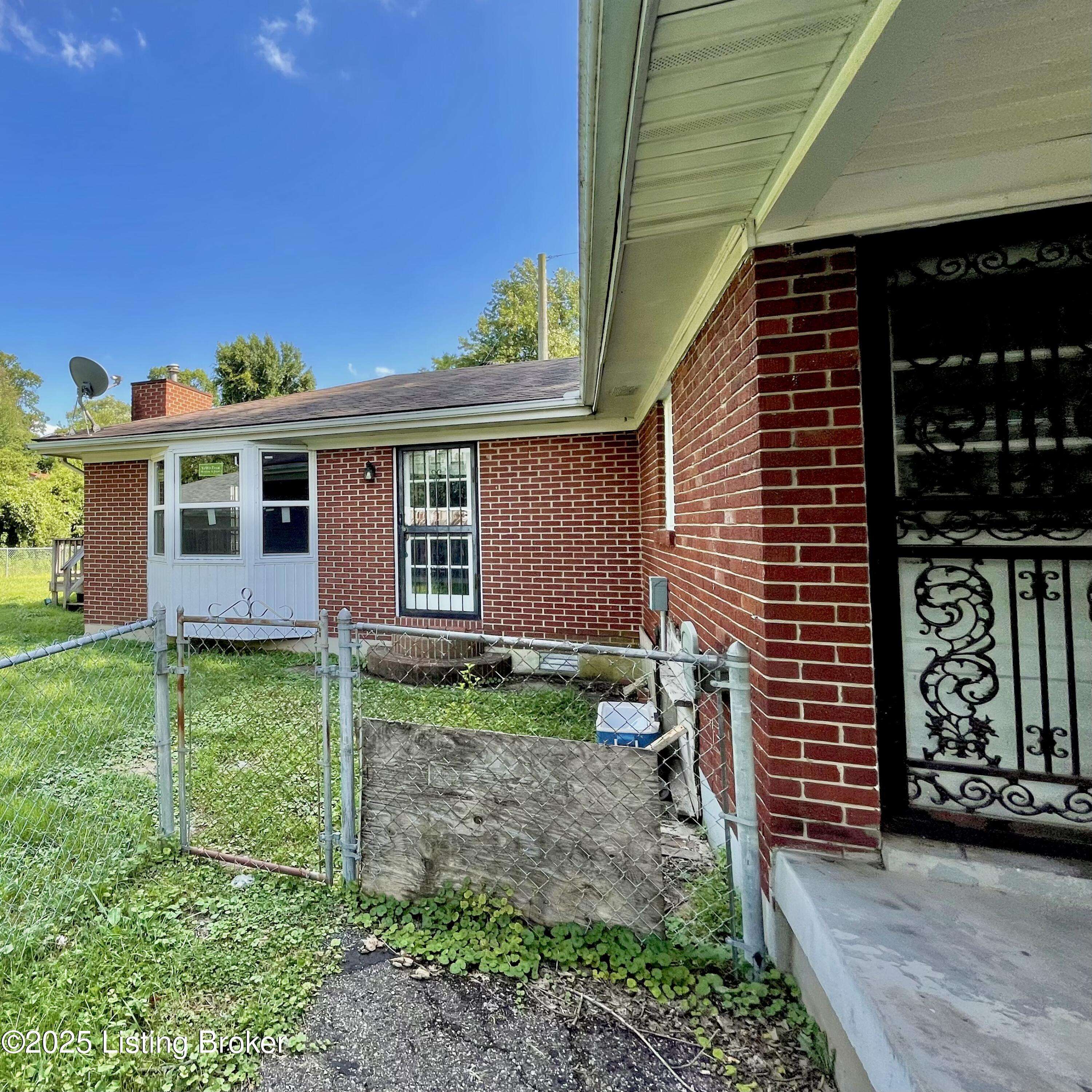 Louisville, KY 40219,6907 Charmon Ave