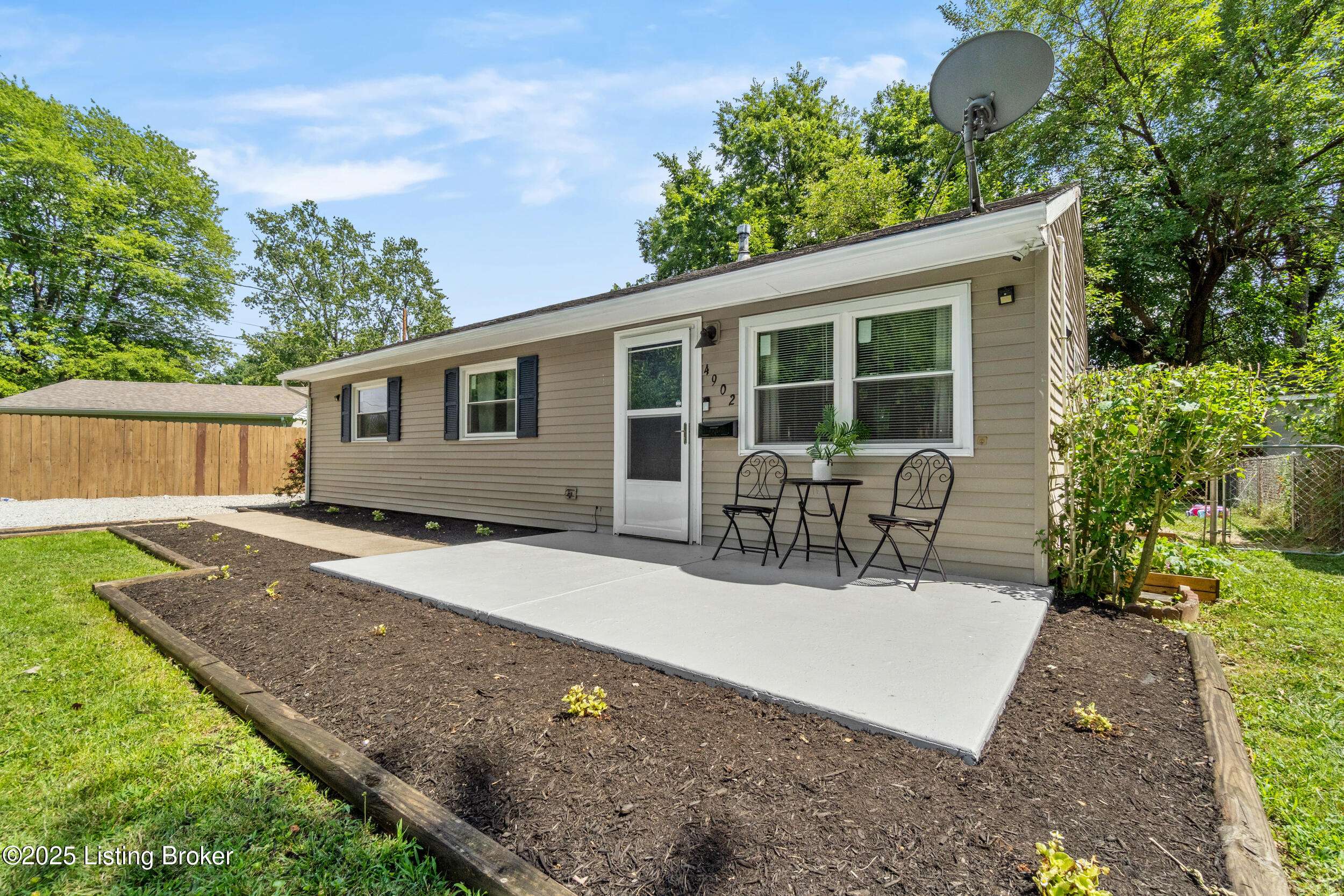 4902 Ventura Dr, Louisville, KY 40272