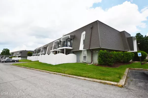 806 Lafontenay Ct, Louisville, KY 40223