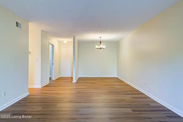 Louisville, KY 40220,1800 Manor House Dr #207