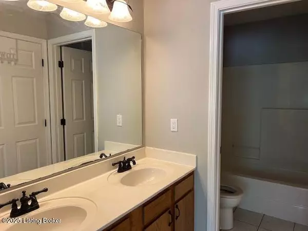 Louisville, KY 40258,6925 Colrain Cir