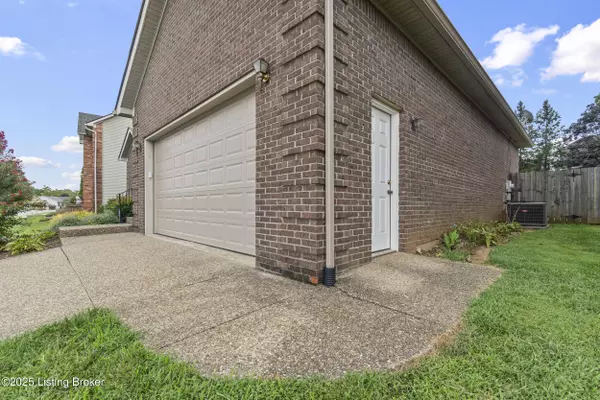 Louisville, KY 40220,8706 Raintree Dr
