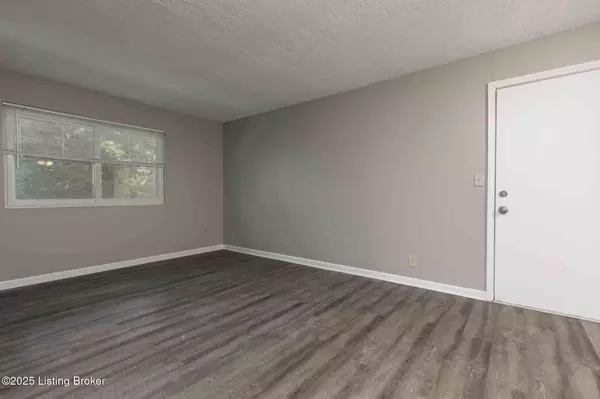 Louisville, KY 40291,7052 Wildwood Cir #111