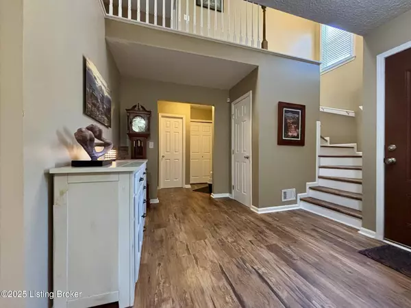 Louisville, KY 40220,7302 Kort WAY