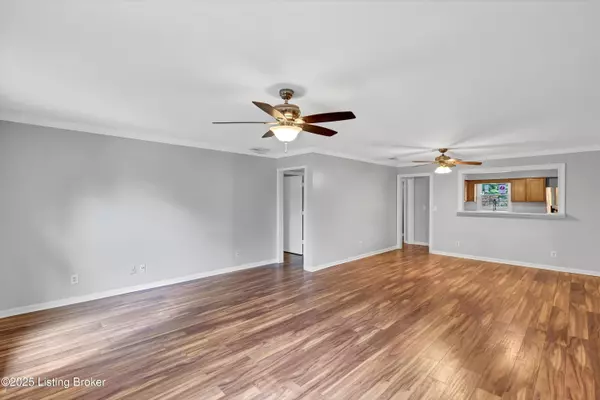 Louisville, KY 40207,240 Stonehenge Dr #103