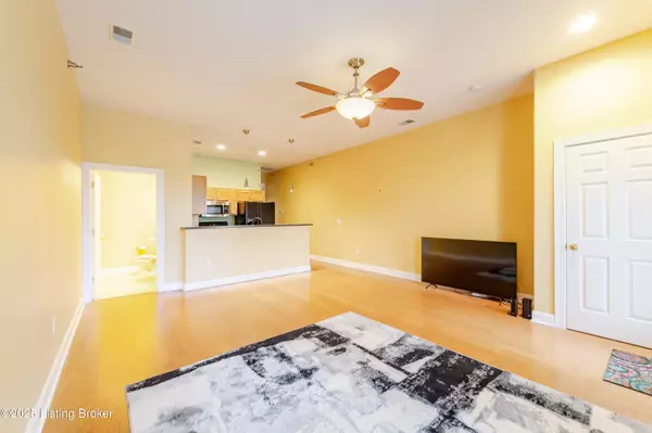 Louisville, KY 40203,900 S 5th St #202