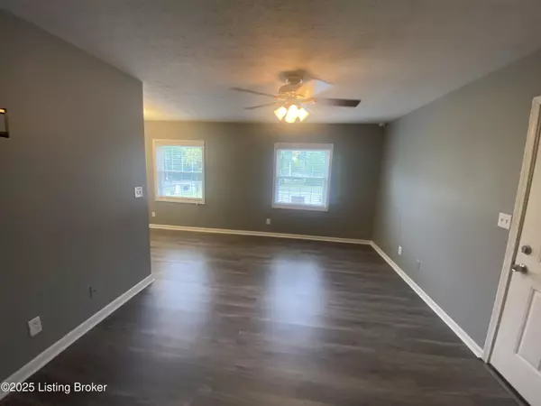 Louisville, KY 40243,230 Middletown SQ