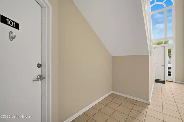 Louisville, KY 40220,9308 Pine Lake Dr #101