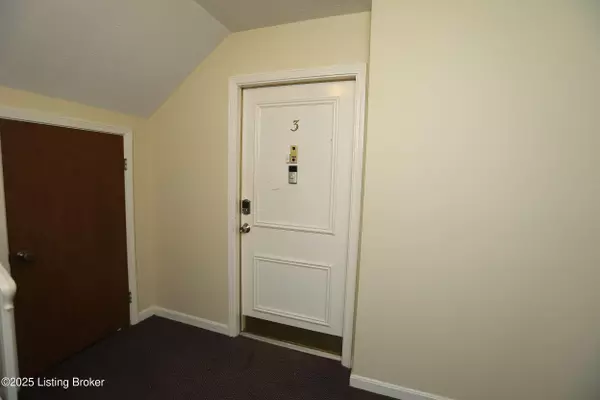 Louisville, KY 40218,208 Flanders Ct #3