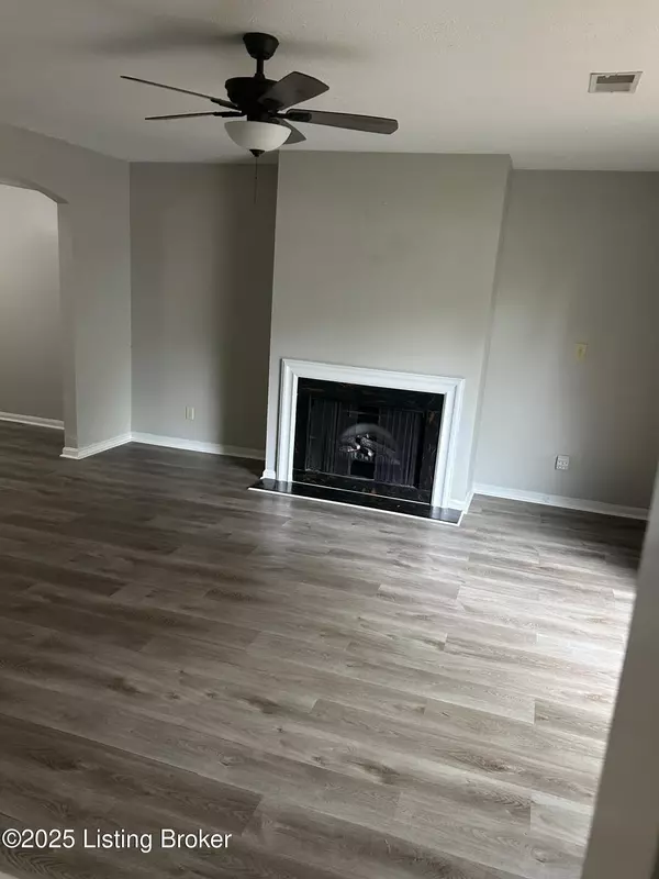 Louisville, KY 40223,211 La Fontenay Ct #211