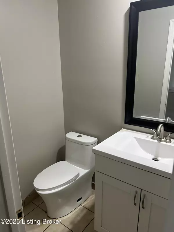 Louisville, KY 40223,211 La Fontenay Ct #211