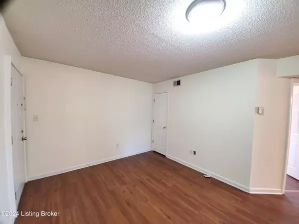 Louisville, KY 40258,6418 Venango Dr #1