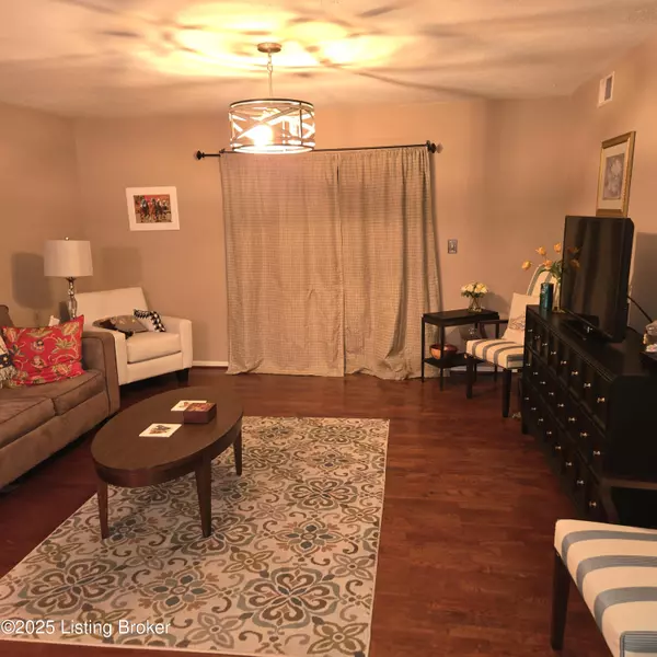 Louisville, KY 40223,706 La Fontenay Ct