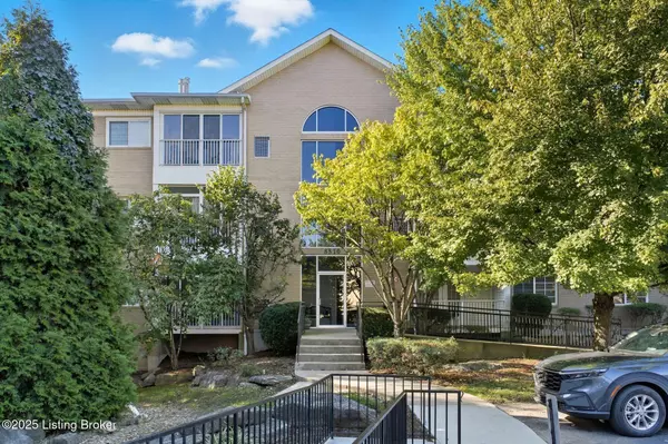 8510 Atrium Dr #102, Louisville, KY 40220
