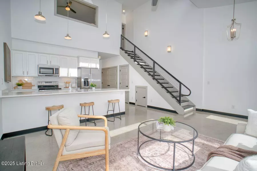 613 Burnett Farm Ln, Louisville, KY 40243