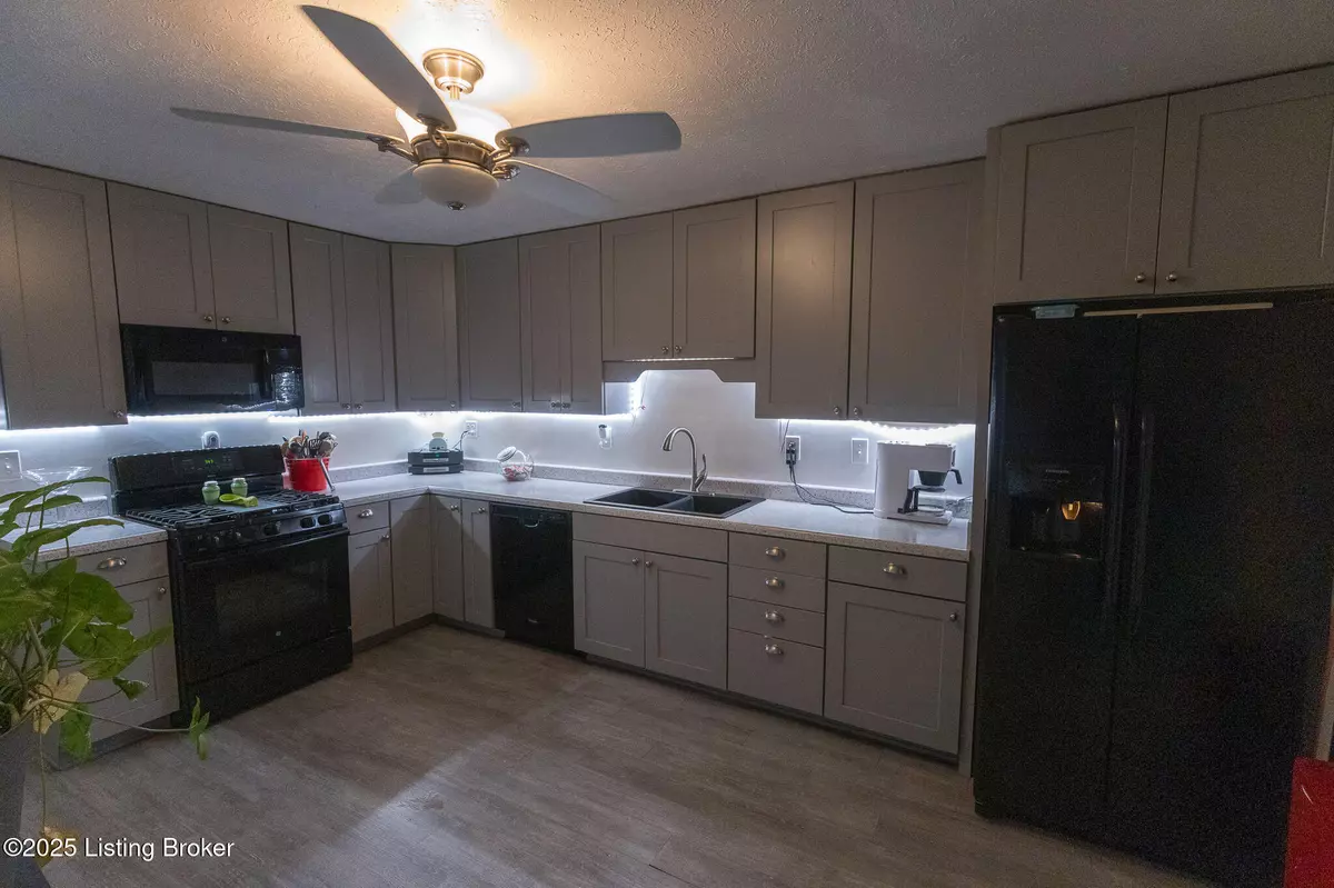 Louisville, KY 40258,8004 Canna Dr