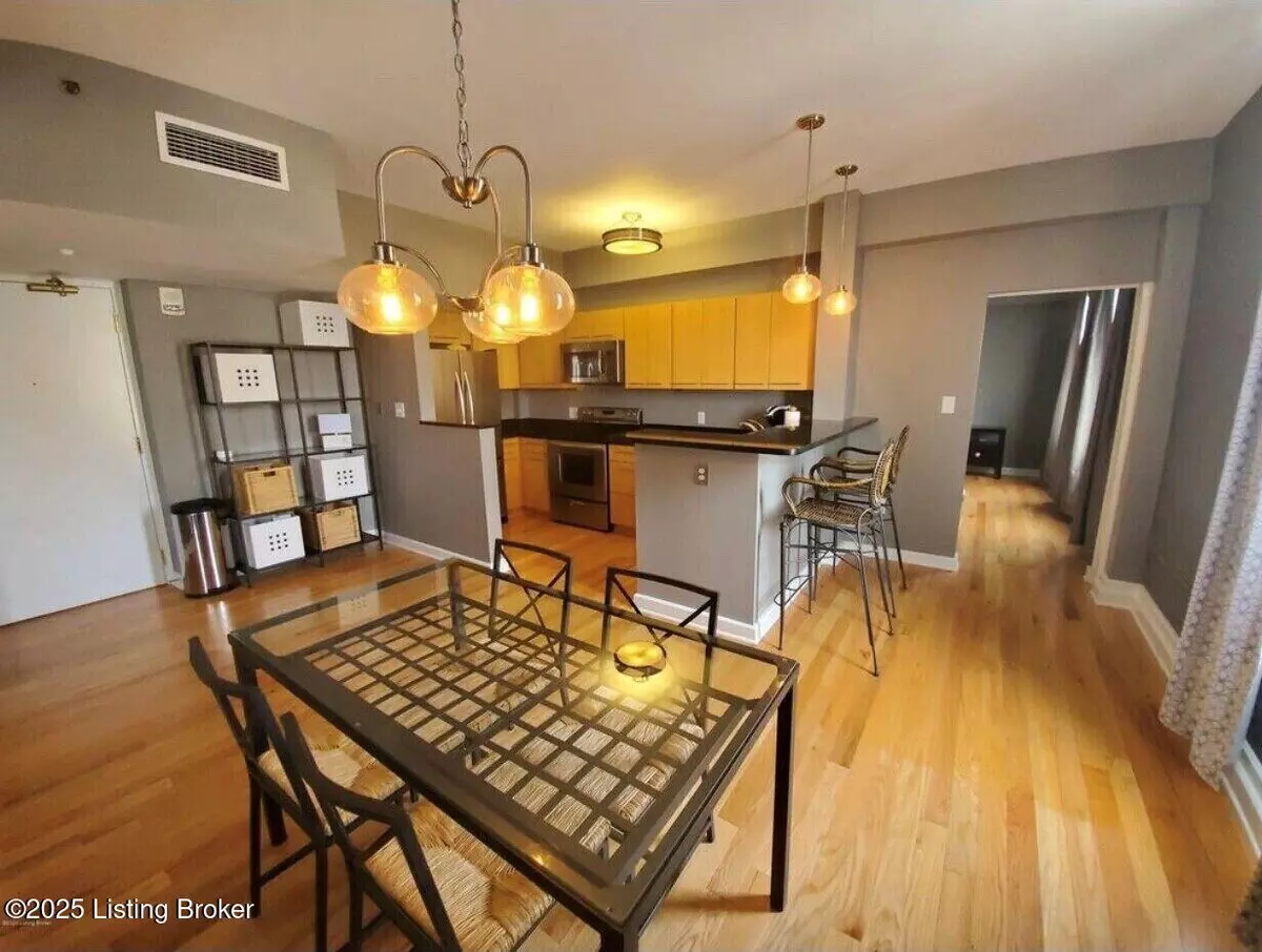 Louisville, KY 40202,604 S 3rd St #809