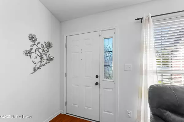 Jeffersontown, KY 40299,8904 Stony Falls WAY