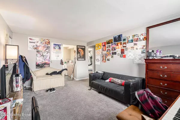 Louisville, KY 40215,1702 Valley Forge WAY