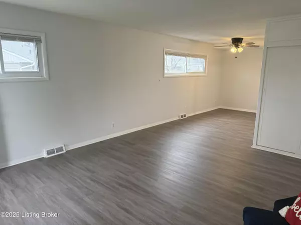 Lynnview, KY 40213,4924 Warbler WAY