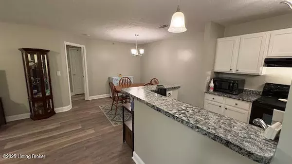 Louisville, KY 40299,3909 Yardley Ct #104