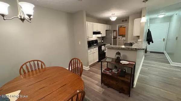 Louisville, KY 40299,3909 Yardley Ct #104