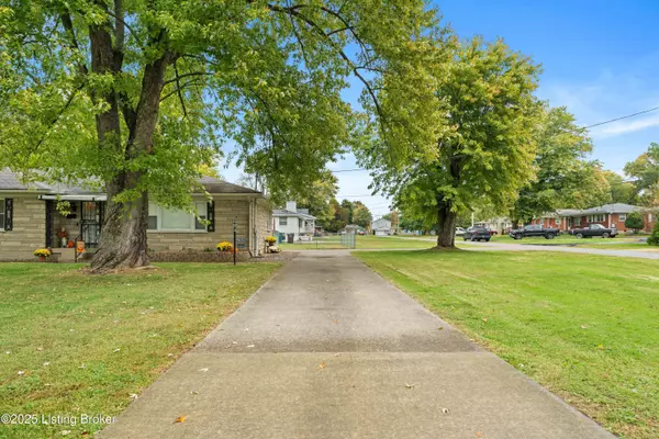 Louisville, KY 40229,9013 Whippoorwill Rd