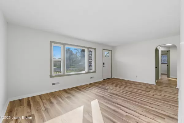 Louisville, KY 40216,2223 Thistledawn Dr