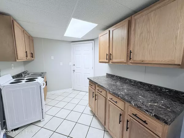 Jeffersontown, KY 40299,9605 Glenawyn Cir #6